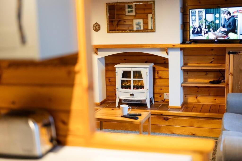 Cozy Norwegian Style Log Cabin In Rural Snowdonia - 2 Bedrooms & Parking By Seren Short Stays Ffestiniog Esterno foto