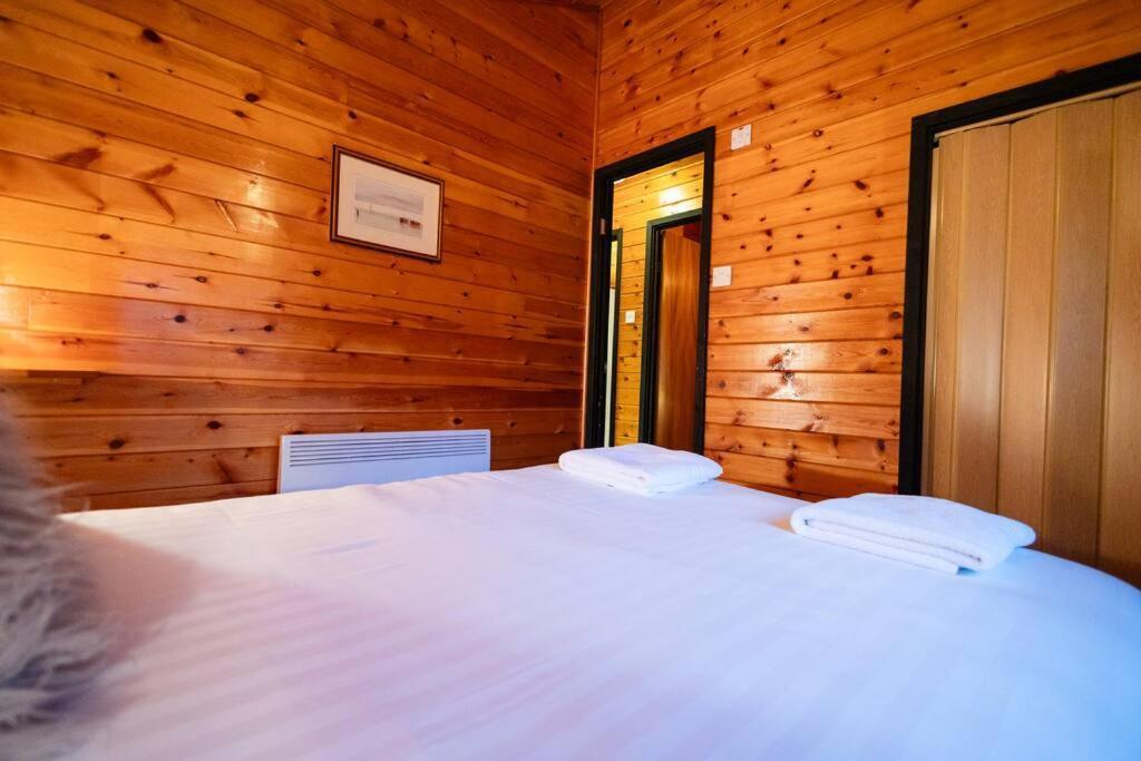 Cozy Norwegian Style Log Cabin In Rural Snowdonia - 2 Bedrooms & Parking By Seren Short Stays Ffestiniog Esterno foto