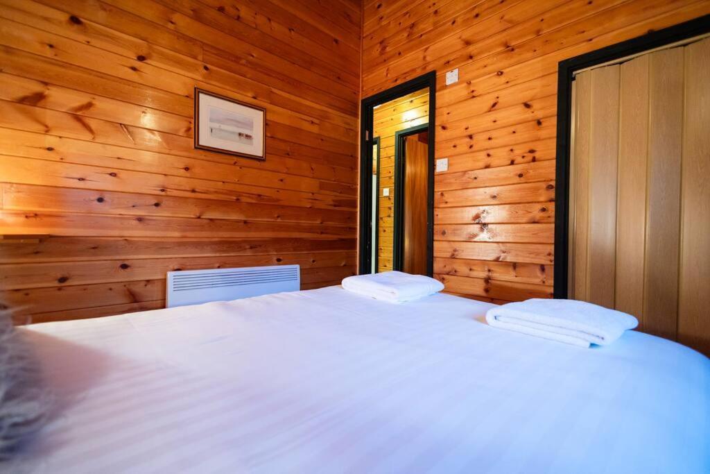 Cozy Norwegian Style Log Cabin In Rural Snowdonia - 2 Bedrooms & Parking By Seren Short Stays Ffestiniog Esterno foto